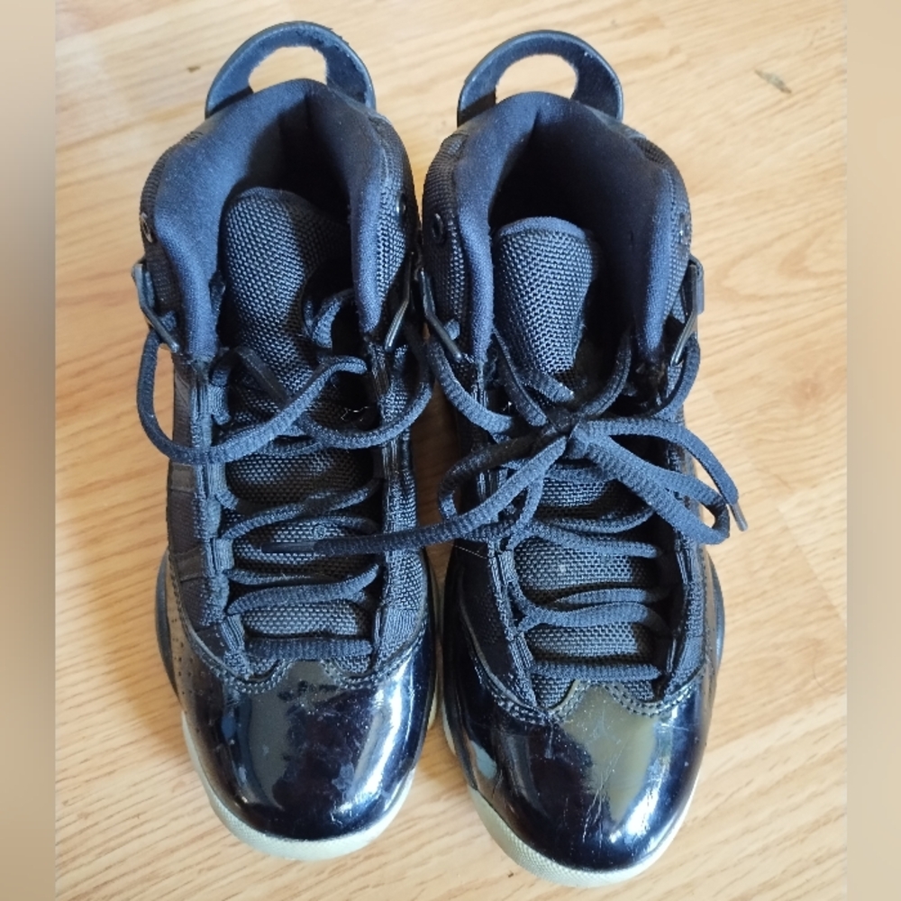 Jordan retro 11's black white 2y